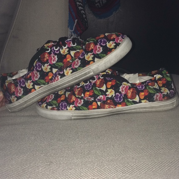 Alice in Wonderland Flowers Shoes - Picture 3 of 5